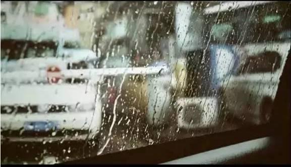 下雨吃瓜拍照文案