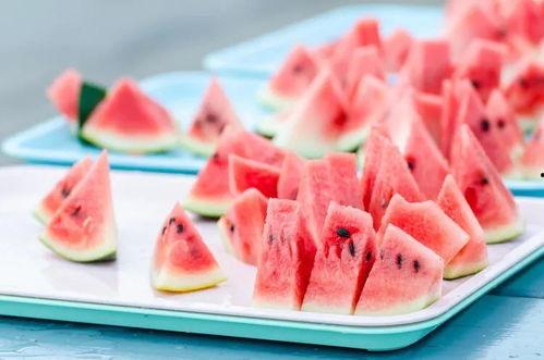 吃冻冰瓜,冰爽冻瓜，尽享清凉时光