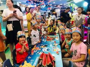 吃瓜万达门口,人潮涌动，热闹非凡