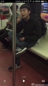 地铁上吃瓜被打,一场意外引发的争议与反思