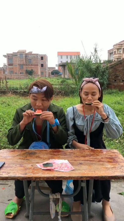 湖北农村吃瓜表演,吃瓜表演闹新春，欢乐氛围浓